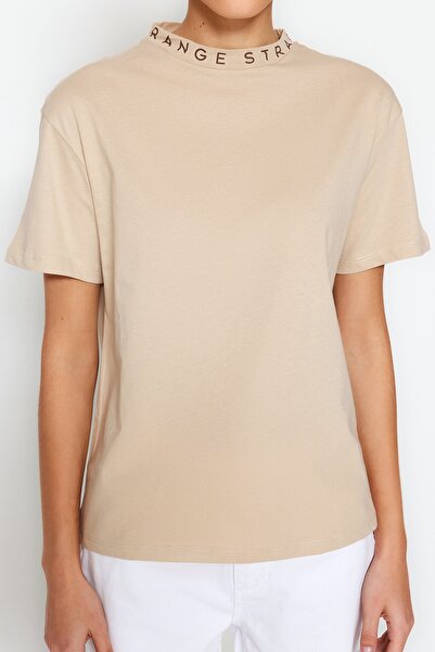 Trendyol Collection Πέτρα 100% βαμβάκι με κανονικό/κανονικό σύνθημα τυπωμένο βασικό πλεκτό μπλουζάκι με γιακά TWOAW20TS0099