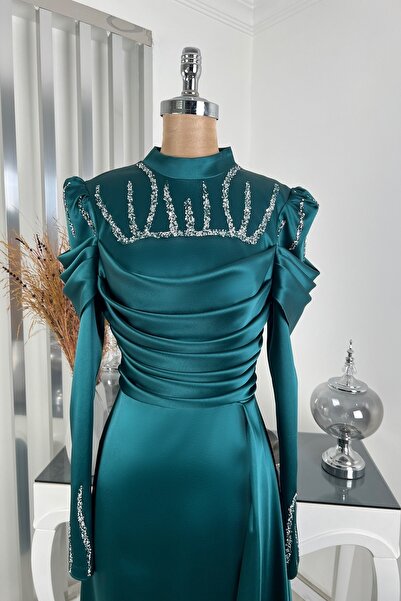 Rana Zenn Večerní šaty Emerald Train s přehozeným kamenem