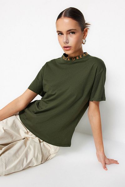 Trendyol Collection Grünes Basic-T-Shirt aus 100 % Baumwolle mit Slogan-Print – Stehkragen TWOAW20TS0099