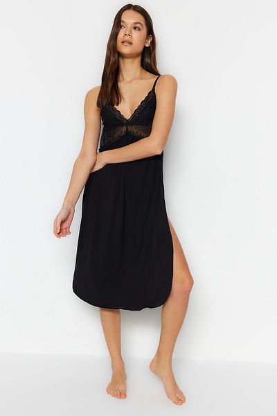 Trendyol Collection Schwarzes Nachthemd mit Spitzenkordelträgern – Rücken- und Schlitzdetail THMAW22GC0086