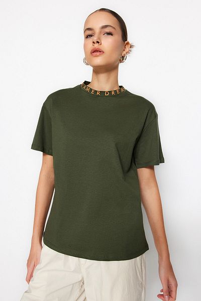 Trendyol Collection Grünes Basic-T-Shirt aus 100 % Baumwolle mit Slogan-Print – Stehkragen TWOAW20TS0099
