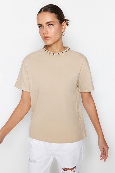 Trendyol Collection Πέτρα 100% βαμβάκι με κανονικό/κανονικό σύνθημα τυπωμένο βασικό πλεκτό μπλουζάκι με γιακά TWOAW20TS0099