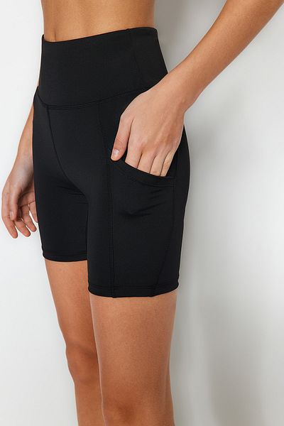 Trendyol Collection Schwarze Restorer High Waist Strick-Sportshorts/kurze Leggings mit Taschendetail TWOAW21SR0033