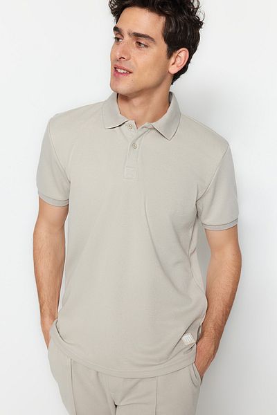 Trendyol Collection T-Shirt mit Polokragen und Label-Applikation in Steinfarbe – Normale Passform TMNSS23po00016