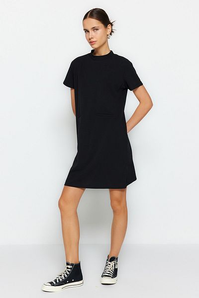 Trendyol Collection Schwarzes Mini-Strickkleid aus Crêpe mit offener Taille und Skater-Stil im Taschen-Look TWOSS23EL01802