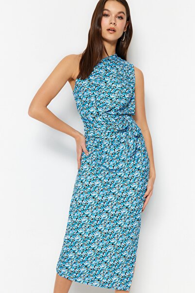 Trendyol Collection Asymetrické tužkové šaty na jedno rameno – modrý potisk, elastické pletené, Degaje Detailní TWOSS23EL02182