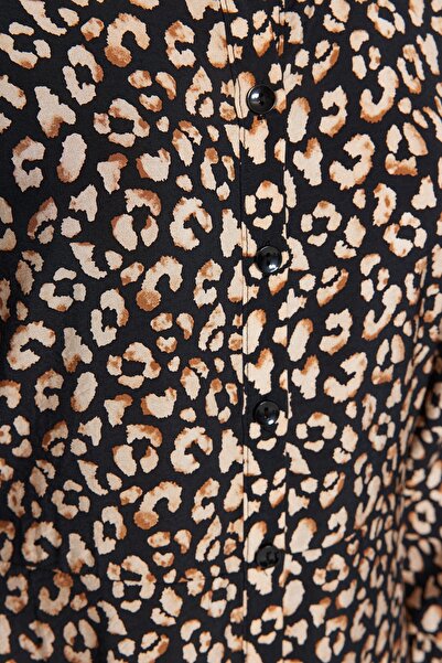 Trendyol Modest Tkané košilové šaty s černým leopardím vzorem TCTSS23EB00022
