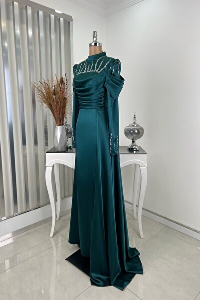 Rana Zenn Večerní šaty Emerald Train s přehozeným kamenem