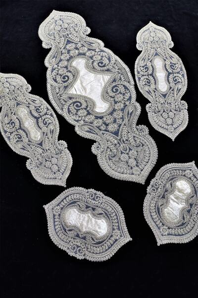 Çt Çeyizci Tekstil طقم مفارش طاولة مخملية بتفاصيل مفصلة من 5 قطع لغرفة المعيش...