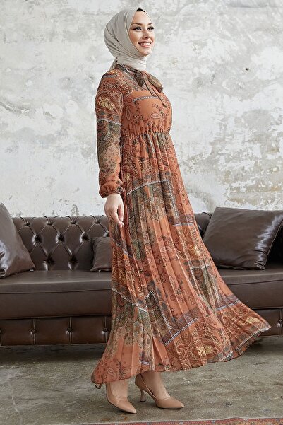 InStyle Viera Chiffonkleid mit Paisleymuster und Gürtelkragen – Kachel