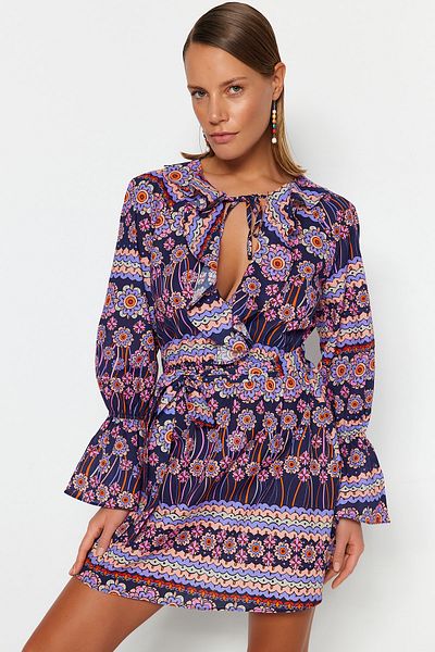 Trendyol Collection Mini tkané plážové šaty ze 100% bavlny s květinovým potiskem TBESS23EL00309