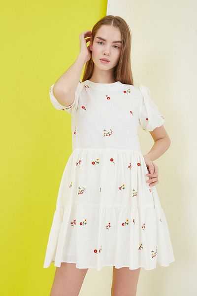Trendyol Collection Ecrufarbenes, gefüttertes gewebtes Etuikleid mit Blumenstickerei/gerade geschnittenes Minikleid TWOSS21EL0938