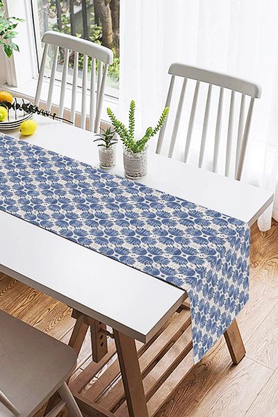 Realhomes Navy Blue Abstract Printed Διακοσμητικό Suede Runner σε γκρι φόντο