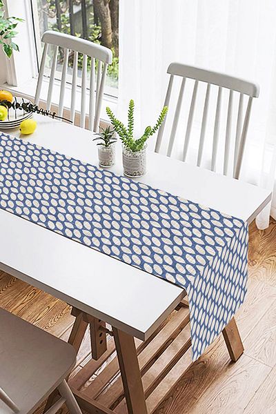 Realhomes Alergăr decorativ din piele intoarsa cu picături de apă gri pe fundal denim bleumarin