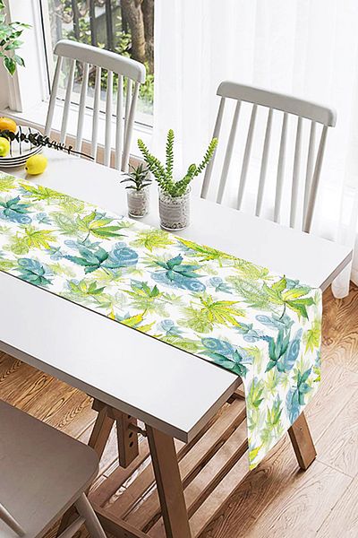 Realhomes Ψηφιακό τυπωμένο σχέδιο Suede Runner με πράσινο χρώμα μοτίβο φύλλων σε λευκό φόντο