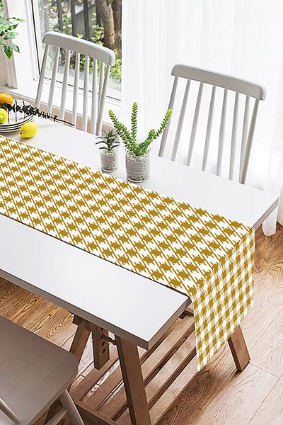 Realhomes Ψηφιακό τυπωμένο προσαρμοσμένο σχέδιο Suede Runner με χρυσό χρώμα γεωμετρικό σχέδιο με λευκό φόντο