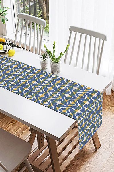 Realhomes Διακοσμητικό Suede Runner με καφέ τζιν ρίγες σε γκρι φόντο