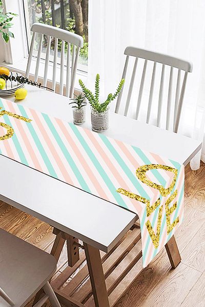 Realhomes Ψηφιακή τυπωμένη ειδική σχεδίαση Suede Runner με χρυσή λεπτομέρεια και αγάπη σε λευκό φόντο