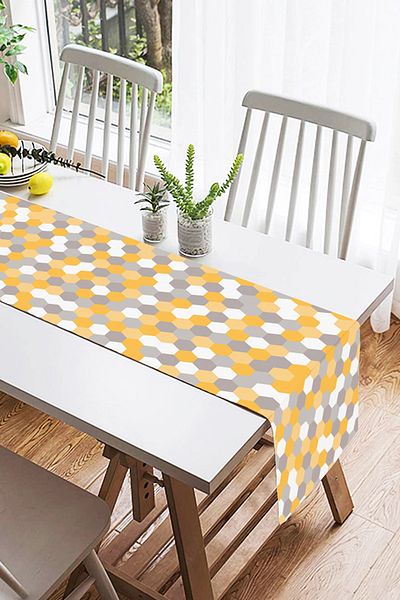 Realhomes Ειδικού σχεδιασμού Suede Runner με γεωμετρικό σχέδιο ψηφιακής εκτύπωσης σε πολύχρωμο σκηνικό