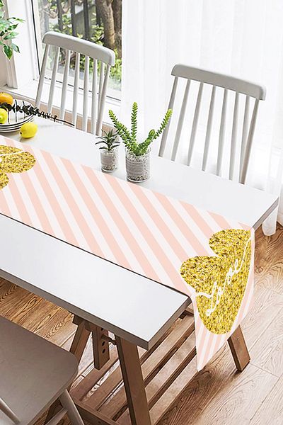 Realhomes Ψηφιακή τυπωμένη ειδική σχεδίαση Suede Runner με χρυσό γράμμα αγάπης σε λευκό φόντο