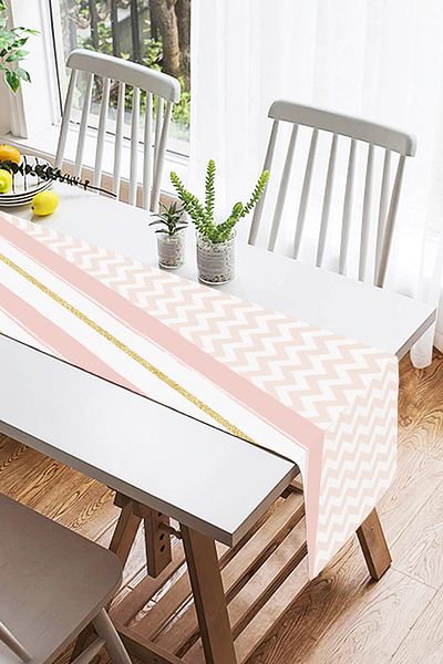 Realhomes Ψηφιακό τυπωμένο ειδικό σχέδιο Suede Runner με χρωματιστό φόντο και χρυσή λεπτομέρεια γεωμετρικό σχέδιο