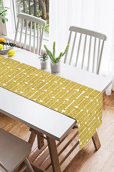 Realhomes Ψηφιακό τυπωμένο ειδικό σχέδιο Suede Runner με σχέδιο βέλους σε χρυσό φόντο