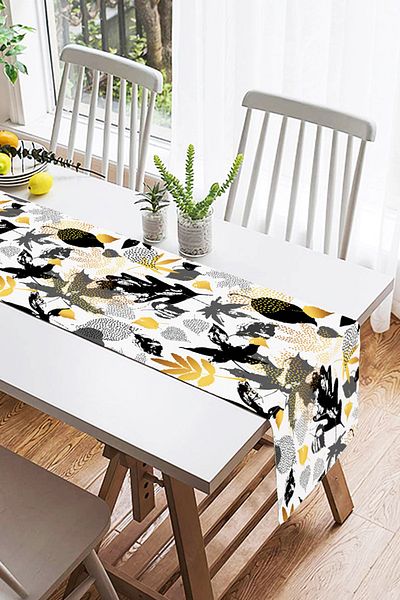 Realhomes Ψηφιακό τυπωμένο σχέδιο Suede Runner με χρυσή λεπτομέρεια και μοτίβο φύλλων σε λευκό φόντο