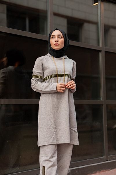 CNG MODA طقم بدلة رياضية حجاب رمادي مخطط لامع للسيدات