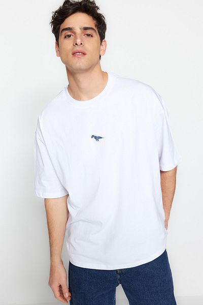 Trendyol Collection Weißes, übergroßes Baumwoll-T-Shirt mit Dinosaurier-Stickerei – kurze Ärmel TMNSS23TS00243