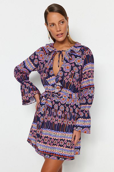 Trendyol Collection Mini tkané plážové šaty ze 100% bavlny s květinovým potiskem TBESS23EL00309