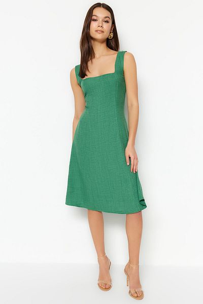 Trendyol Collection Khakifarbenes gewebtes Minikleid mit A-Ausschnitt und quadratischem Kragen TWOSS23EL01549