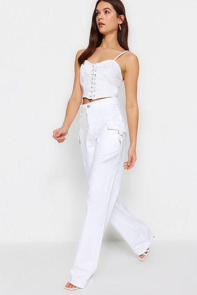 Trendyol Collection Weiße Jeans mit hoher Taille und weitem Bein TWOSS23JE00262