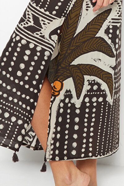 Trendyol Collection Tropické vzorované maxi tkané kimono se střapcem 100% bavlna a kaftan TBESS20KM0024