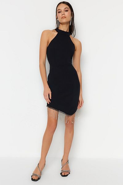Trendyol Collection Stylové krátké večerní šaty s detailem lesklého kamene – černé TPRSS23EL00509