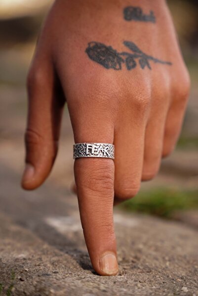 The Collection Erkek Gümüş Kaplama Fear Yüzüğü Korku Yazılı Ayarlanabilir Yüzük