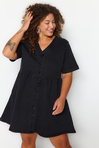 Trendyol Curve Antracitové džínsové šaty s otvorom v páse/Skater s výstrihom do V TBBSS23AH00078