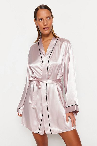 Trendyol Collection Puderfarbener, mit Gürtelpaspeln versehener, detaillierter Morgenmantel aus Satin mit weiten Ärmeln THMSS23SB00017