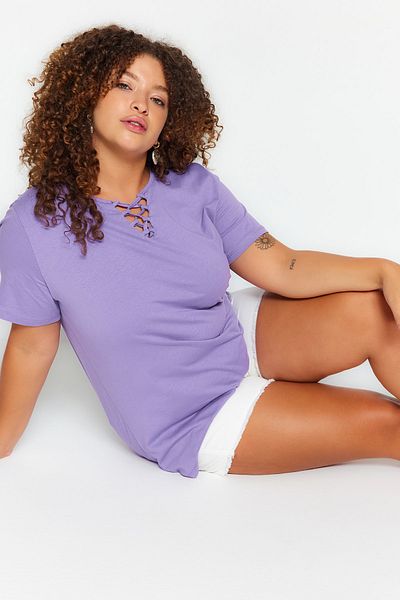 Trendyol Curve Μπλουζάκι με λιλά γιακά με λεπτομέρεια Boyfriend Fit 100% βαμβακερό πλεκτό συν μέγεθος TBBSS22TS1027