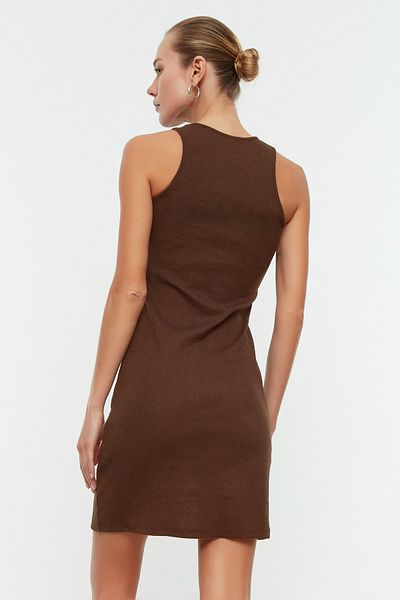 Trendyol Collection Μίνι εύκαμπτο πλεκτό μολύβι φόρεμα με μολύβι με λεπτομέρεια καφέ σχισμή TWOSS21EL1487