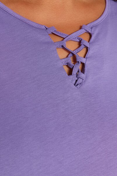 Trendyol Curve Koszulka z kołnierzykiem w kolorze liliowym, w kroju Boyfriend, wykonana w 100% z bawełny, dzianinowa, w dużym rozmiarze Tbbss22Ts1027