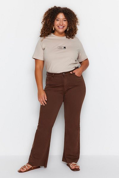 Trendyol Curve Braune Cut-Cut-Denimjeans in spanischer Passform TBBSS23AR00007