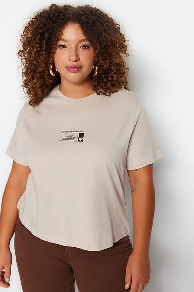 Trendyol Curve Beiges bedrucktes T-Shirt mit Rundhalsausschnitt, 100 % Baumwolle – TBBSS23BF00027
