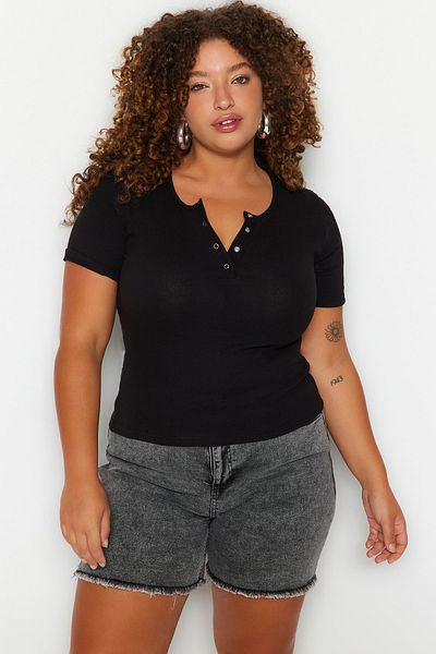 Trendyol Curve Schwarze Crop-Strickbluse in Übergröße – Rundhalsausschnitt mit Druckknöpfen TBBSS23AF00062