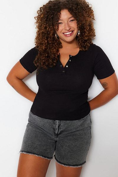 Trendyol Curve Schwarze Crop-Strickbluse in Übergröße – Rundhalsausschnitt mit Druckknöpfen TBBSS23AF00062