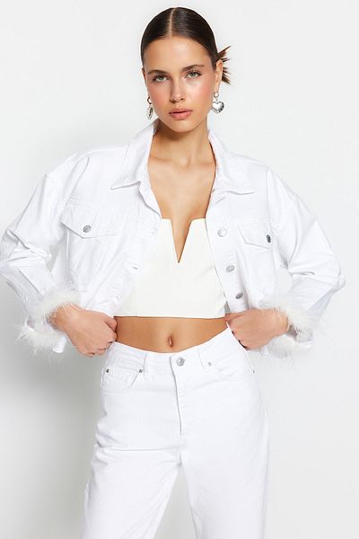 Trendyol Collection Weiße Trucker-Crop-Jeansjacke mit Federn TWOSS23CE00060