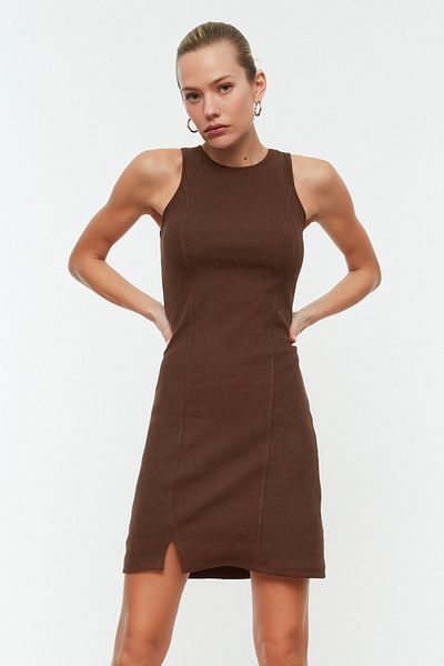 Trendyol Collection Μίνι εύκαμπτο πλεκτό μολύβι φόρεμα με μολύβι με λεπτομέρεια καφέ σχισμή TWOSS21EL1487