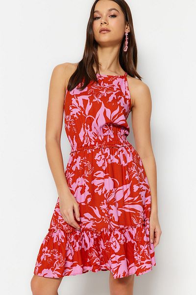 Trendyol Collection Rotes, tailliertes, gewebtes Minikleid mit tropischem Muster TWOSS23EL01626
