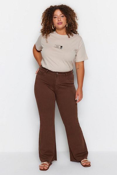 Trendyol Curve Braune Cut-Cut-Denimjeans in spanischer Passform TBBSS23AR00007