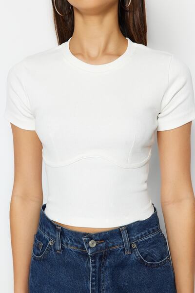 Trendyol Collection Weiße, gerippte, dehnbare Strickbluse mit Rundhalsausschnitt und detaillierter Paspelierung TWOAW21BZ0638