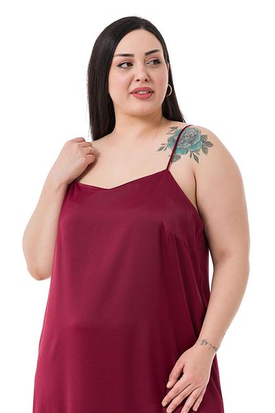 DISENTIS MODEST Rochie din satin burgundă cu bretele subțiri reglabile de dimensiuni plus